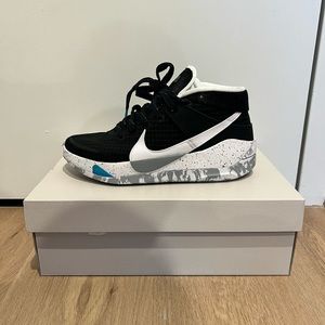 Nike Kevin Durant KD13 (US 7 men’s and US 8.5 women’s)
